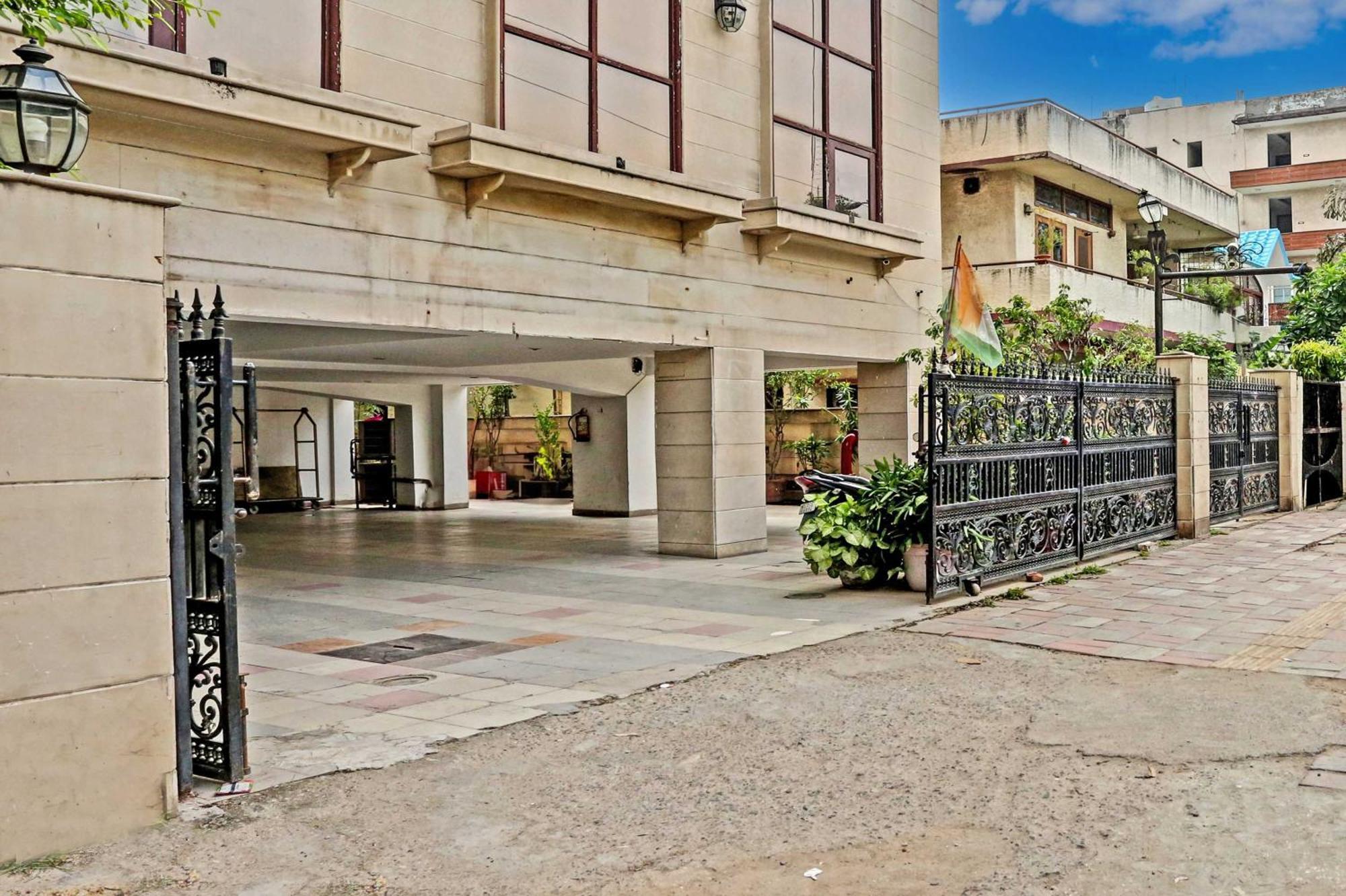 Townhouse The Royce New Friends Colony Hotel New Delhi Exterior photo