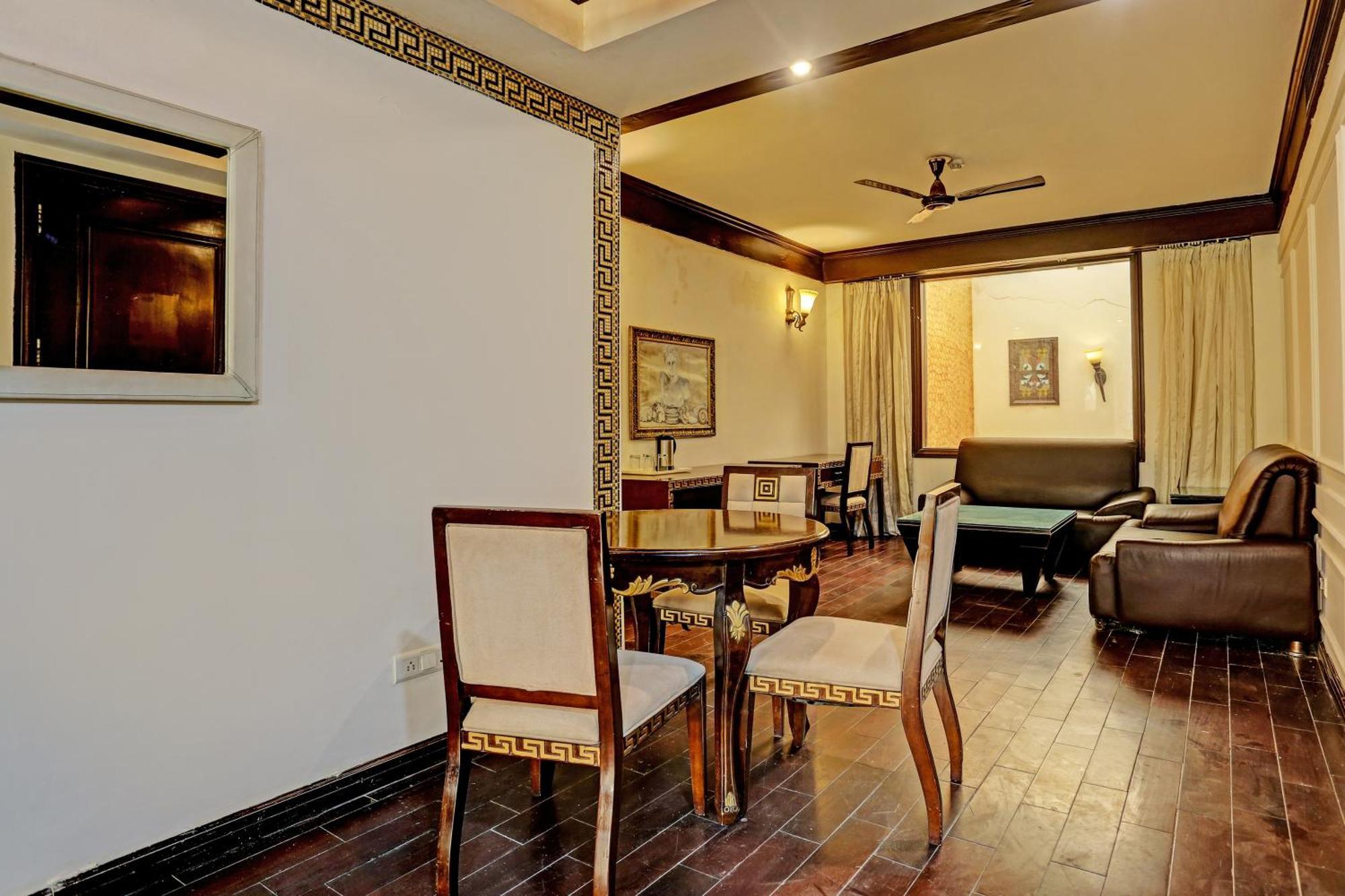 Townhouse The Royce New Friends Colony Hotel New Delhi Exterior photo