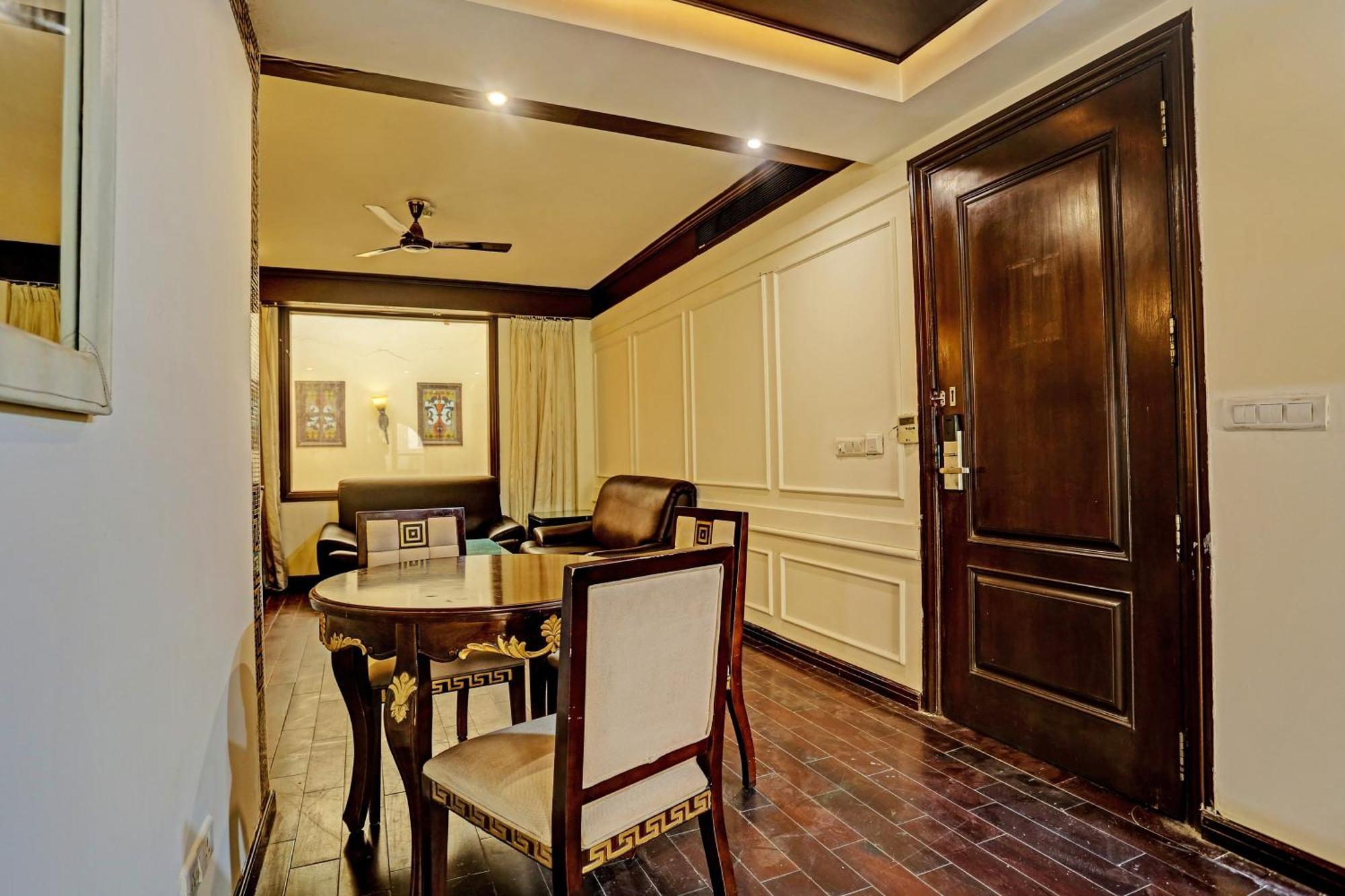 Townhouse The Royce New Friends Colony Hotel New Delhi Exterior photo